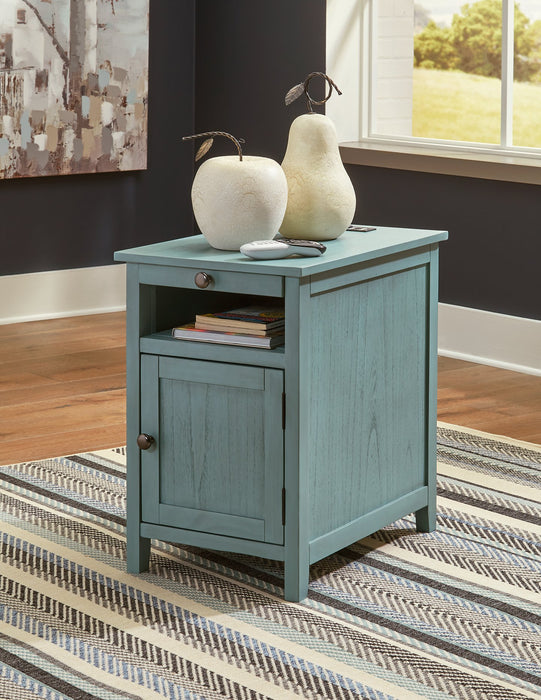 Treytown Chairside End Table - World Furniture Gallery (Newark, CA)